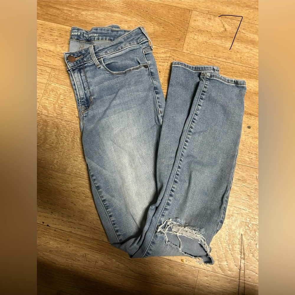 Old Navy Women's Size 4 Distressed Skinny Jeans in Faded Blue
